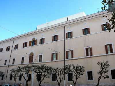 Si tratta della sede del Tribunale militare, un edificio che ospita le reliquie di Santa Colomba di Sens. Nato come convento nel 1745, fu il primo edificio di Bari a nascere al di fuori delle mura della citt� vecchia